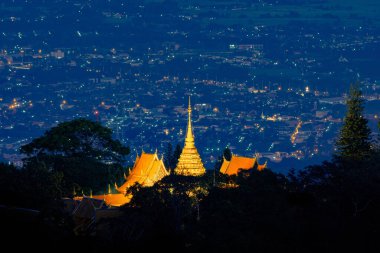 Wat Phra Doi Suthep, Ratchaworawihan tapınağı pagoda Chiang Mai ile Skyline, Tayland. Asya 'daki kentsel kentin finans bölgesi. Geceleri dağ tepesindeki binalar.