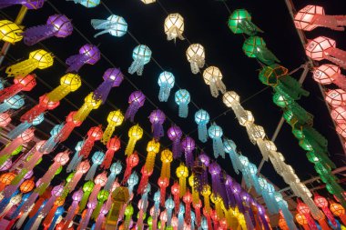 Seyahat gezisi ve tatil konseptindeki renkli fener ya da lambalar. Harikulchai Tapınağı, Lamphun, Tayland 'da geleneksel festival. Asya 'da geleneksel tören. Kutlama