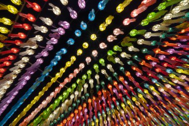 Seyahat gezisi ve tatil konseptindeki renkli fener ya da lambalar. Harikulchai Tapınağı, Lamphun, Tayland 'da geleneksel festival. Asya 'da geleneksel tören. Kutlama