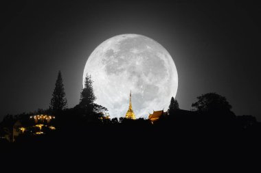 Phra Doi Suthep Tapınağı geceleri dolunay ile, Luna. Tayland mimari tapınağı altın kutsal tapınaklar dinsel, Kuzey Chiang Mai, Tayland.