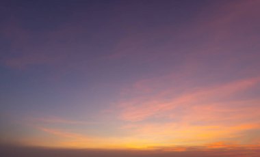 Gün batımı gökyüzü. Soyut doğa geçmişi. Alacakaranlık vakti turuncu renkli bulutlarla dramatik mavi.