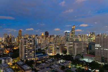 Bangkok şehir merkezindeki Sathorn 'un hava manzarası. Finansal bölge ve Asya 'nın akıllı kentsel kentindeki iş merkezleri. Geceleri gökdelen ve yüksek binalar.