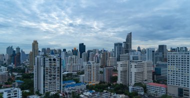 Tayland 'ın başkenti Skyline' ın havadan görüntüsü. Finansal bölge ve Asya 'nın akıllı kentsel kentindeki iş merkezleri. Gün batımında gökdelen ve yüksek binalar.