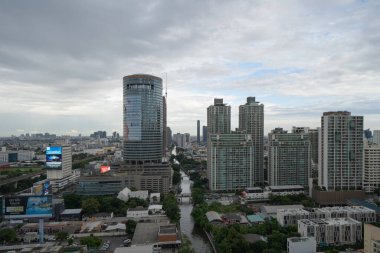 Tayland 'ın başkenti Skyline' ın havadan görüntüsü. Finansal bölge ve Asya 'nın akıllı kentsel kentindeki iş merkezleri. Gün batımında gökdelen ve yüksek binalar.