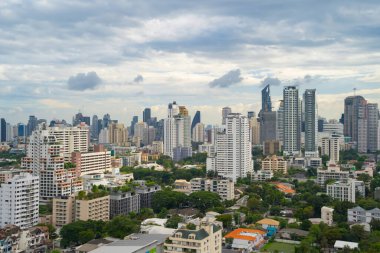 Tayland 'ın başkenti Skyline' ın havadan görüntüsü. Finansal bölge ve Asya 'nın akıllı kentsel kentindeki iş merkezleri. Gün batımında gökdelen ve yüksek binalar.
