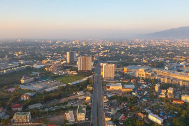 Chiang Mai 'nin hava görüntüsü Skyline, Tayland. Finansal bölge ve Asya 'nın akıllı kentsel kentindeki iş merkezleri. Gün batımında gökdelen ve yüksek binalar.