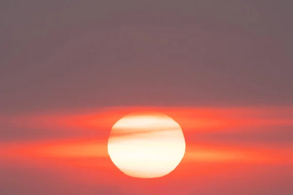 Солнце Закатом Абстрактный Природный Фон Драматический Синий Оранжевыми Красочными Облаками — стоковое фото
