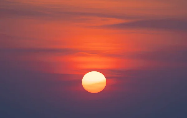 Die Sonne Bei Sonnenuntergang Abstrakter Hintergrund Der Natur Dramatisches Blau — Stockfoto