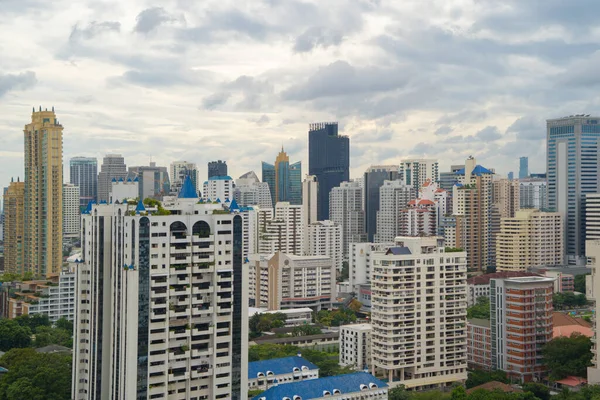 Tayland 'ın başkenti Skyline' ın havadan görüntüsü. Finansal bölge ve Asya 'nın akıllı kentsel kentindeki iş merkezleri. Gün batımında gökdelen ve yüksek binalar.