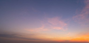 Gün batımı gökyüzü. Soyut doğa geçmişi. Alacakaranlık vakti turuncu renkli bulutlarla dramatik mavi.