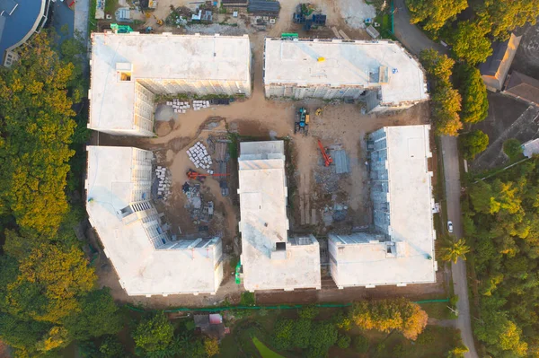 構造を持つ建設現場の下の村のアパートの空中トップビュー コンクリート平手打ち床の上からの眺め 開発建築物 — ストック写真