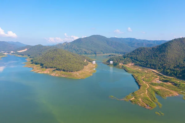 旅行や環境の概念で山の丘とダムの空中トップビュー タイの自然景観の背景 — ストック写真