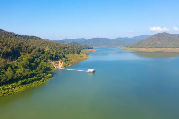 旅行や環境の概念で山の丘とダムの空中トップビュー タイの自然景観の背景 — ストック写真