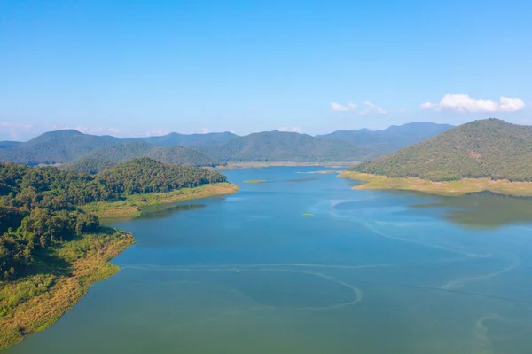 Vista Aérea Superior Uma Barragem Com Árvores Florestais Lago Rio — Fotografia de Stock