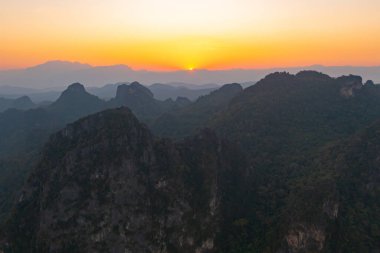 Orman ağaçlarının ve yeşil dağ tepelerinin havadan görünüşü. Doğa manzarası arka planı, Tayland.