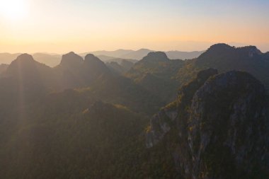 Orman ağaçlarının ve yeşil dağ tepelerinin havadan görünüşü. Doğa manzarası arka planı, Tayland.