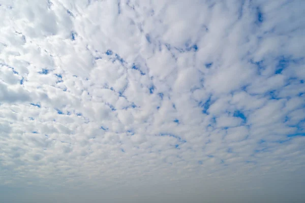 Jasne Błękitne Niebo Białymi Puszystymi Chmurami Południe Dzień Dobry Abstrakcyjne — Zdjęcie stockowe