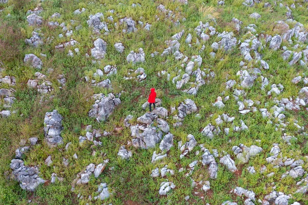 緑の森の木々と山の丘の上の岩や石の上に立って観光客の空中トップビュー タイの自然景観の背景 — ストック写真