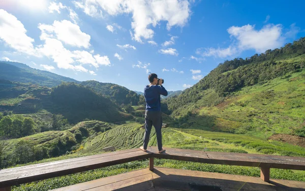 Turista Fotógrafo Segurando Uma Câmera Viajando Férias Com Árvores Floresta — Fotografia de Stock