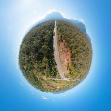 Küçük gezegen 360 derece küre. Doi Luang Chiang Dao, Chiang Mai 'ye giden yol ve cadde manzaralı dağ tepesi, Tayland. Doğa manzarası arka planı