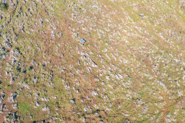 Dağ tepesinde yeşil orman ağaçları olan kayaların ya da taşların havadan görünüşü. Tayland 'da doğa manzarası.