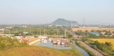 Doğa manzaralı yüksek voltaj kutupları. Elektrik kulesindeki elektrik hatları ve elektrik teknolojisi, ağ ve endüstri konseptindeki kablolar. Jeneratör pilonu. Aktarım ve alt istasyon.