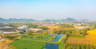 Doğa manzaralı yüksek voltaj kutupları. Elektrik kulesindeki elektrik hatları ve elektrik teknolojisi, ağ ve endüstri konseptindeki kablolar. Jeneratör pilonu. Aktarım ve alt istasyon.