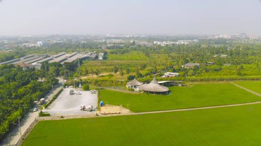 Chata Thammachart 'ın hava görüntüsü, Sam Phran' da bir kafe, Nakhon Pathom Eyaleti, Tayland. Asya 'nın kırsal ya da kırsal bölgelerindeki yeşil tarımsal alanlarda Asya çeltik pilavı. Doğa manzarası