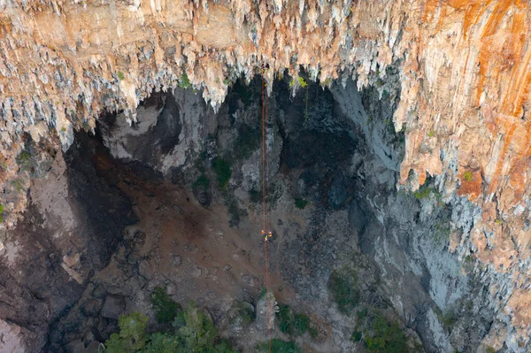 Aerial Top View Tourist Sprinkle Rope Spirit Well Cave Pang — Zdjęcie stockowe