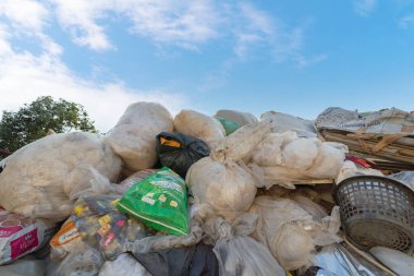 Çevre kirliliği kavramının kentsel alanındaki farklı türde çöp yığını, plastik torbalar, şişeler ve çöp bidonları içeren fabrika endüstrisi.