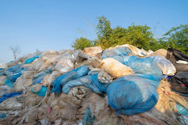 개념에서 지역에 종류의 쓰레기 처리장 비닐봉지 쓰레기통을 공장들 — 스톡 사진