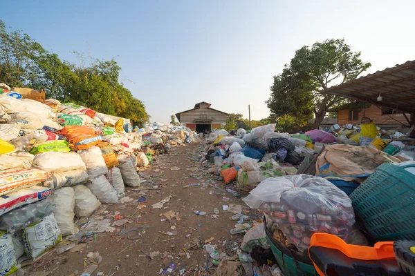 개념에서 지역에 종류의 쓰레기 처리장 비닐봉지 쓰레기통을 공장들 — 스톡 사진