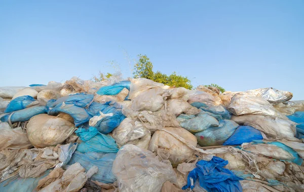 都市部の大型ゴミ捨て場 ビニール袋 ボトル ゴミ箱の異なるタイプのスタックを持つ工場業界環境汚染の概念 — ストック写真
