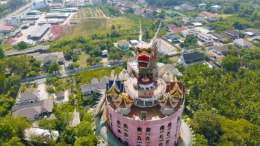 Tayland 'ın Bangkok kenti yakınlarındaki Nakhon Pathom bölgesindeki Sam Phran Bölgesi' ndeki Wat Samphran veya Çin Ejderha Tapınağı 'nın havadan görüntüsü. Seyahat konseptinde turistik dönüm noktası.