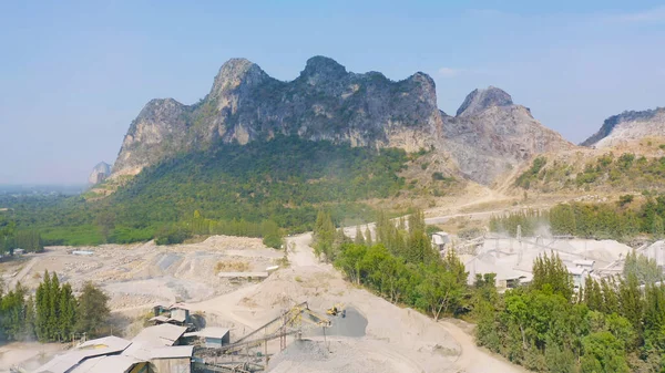 機械掘削機トラックの空中ビューは 山の丘と採石場で地面に黒いグランジ石で炭鉱や鉱石を掘る 工場業界の自然景観の背景 環境資源 — ストック写真