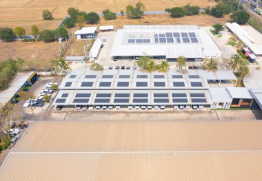 Fabrikanın çatısındaki güneş panelleri ya da güneş pillerinin hava görüntüsü. Enerji santrali, yenilenebilir temiz enerji kaynağı. Sanayide elektrik enerjisi için eko teknoloji.