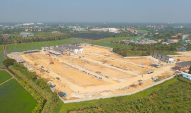 Fabrika sanayisinde inşaat için kum bulunan arazideki kuru toprak çatlaklarının havadan görünüşü. Açık desen dokusu arkaplanı.