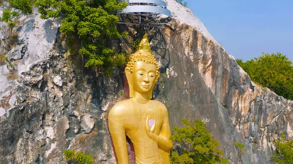 从空中俯瞰泰国拉查布里的Phra Putthachai Tham Rusi Khao Ngu Golden Buddha Pagoda Stupa — 图库照片