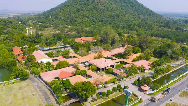 Letecký Pohled Thajskou Vesnici Hotelový Resort Zelených Horských Kopcích Lesními — Stock fotografie