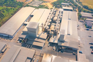 Fabrika endüstrisinin havadan görünüşü. Enerji, ulaşım, lojistik veya çevre konsepti olarak elektrik kulesi binası. İmalat atölyesi.