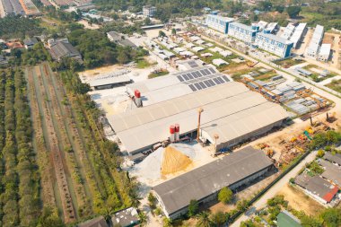 Fabrika endüstrisinin havadan görünüşü. Enerji, ulaşım, lojistik veya çevre konsepti olarak elektrik kulesi binası. İmalat atölyesi.