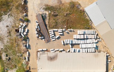 Fabrika endüstrisinin havadan görünüşü. Enerji, ulaşım, lojistik veya çevre konsepti olarak elektrik kulesi binası. İmalat atölyesi.