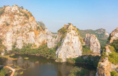 Khao Ngu Taşı 'nın havadan görünüşü. Nehir gölü, dağ vadisi tepeleri ve günbatımında Ratchaburi, Tayland 'da tropikal yeşil orman ağaçları olan ulusal park. Doğal manzara arka planı.