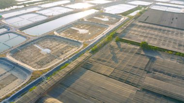 Doğal deniz tuzlu göletlerinin havadan görünüşü, göl ya da deniz. Tayland 'da geleneksel sanayide çiftlik arazisi. Asya kültürü. Tarım sulama. Nehir yansıması.