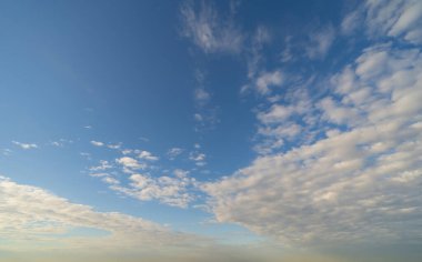 Açık mavi gökyüzü ve beyaz kabarık bulutlar öğle vakti. Gündüz vakti. Soyut doğa manzarası arka planı.