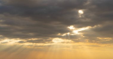 Gün batımı gökyüzü. Soyut doğa geçmişi. Alacakaranlık vakti turuncu renkli bulutlarla dramatik mavi.
