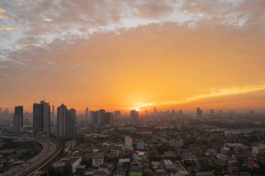 Tayland 'ın başkenti Skyline' daki Bangkok caddesinin hava görüntüsü. Finans bölgesi ve Asya 'nın akıllı kentsel merkezleri. Gün batımında gökdelenler ve yüksek binalar.