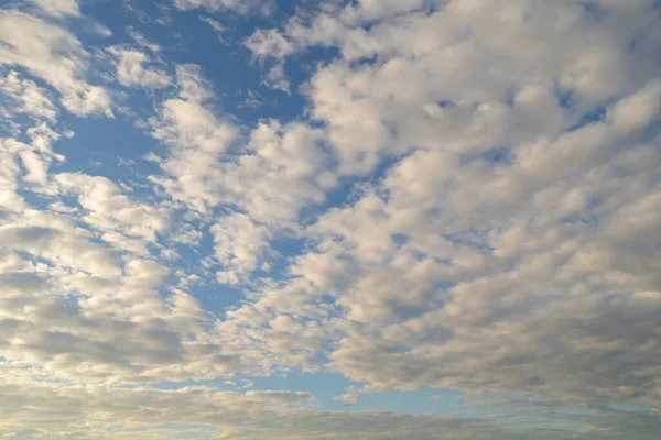 Чистое Голубое Небо Белыми Пушистыми Облаками Полдень День Настал Абстрактный — стоковое фото