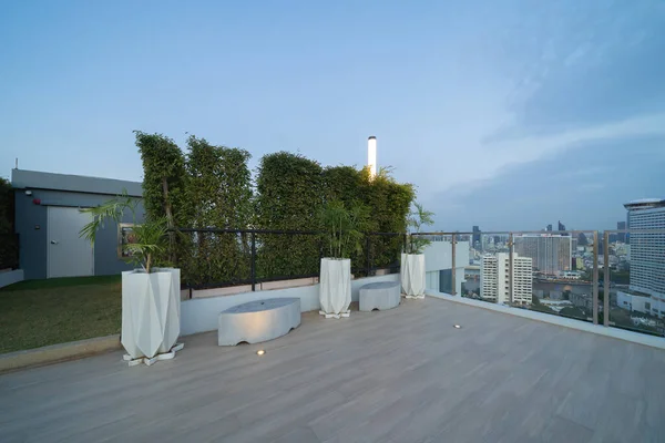 マンションやホテルのプライベート屋上のスカイガーデン 青空の高層建築物 — ストック写真