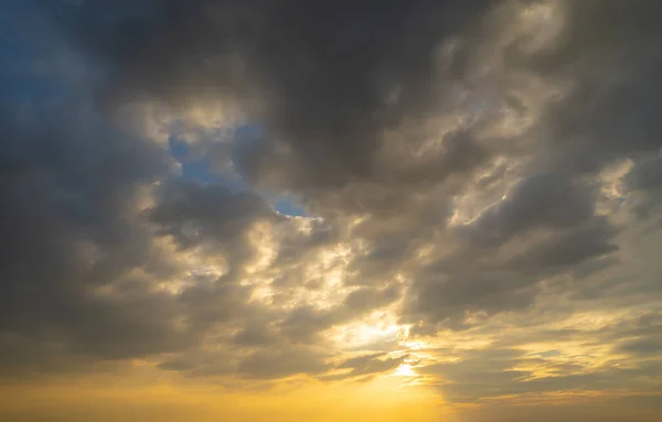 夕阳西下摘要自然背景 黄昏时分 色彩斑斓的蓝色带橙色云彩 — 图库照片